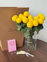 ЦВЕТОЧНЫЙ БОКС с хризантемой в желтом оттенке 15 шт