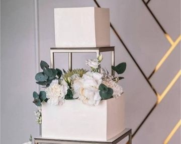 Свадебный торт с квадратными ярусами и цветами