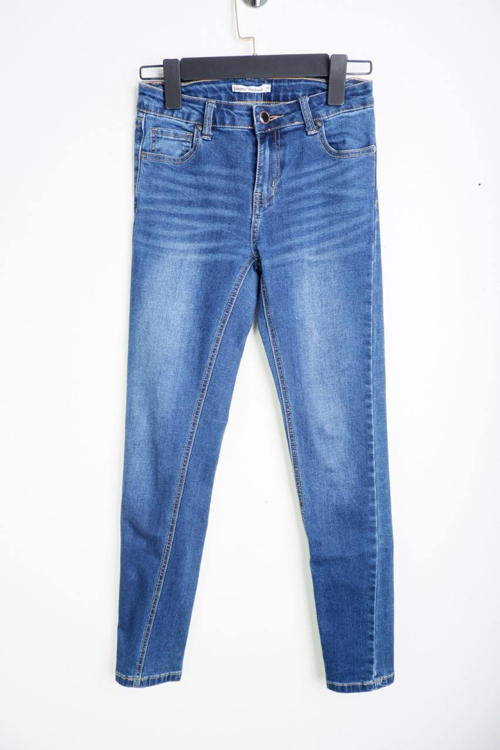 Джинсы Zarina лаконичные, визуально на 42 размер