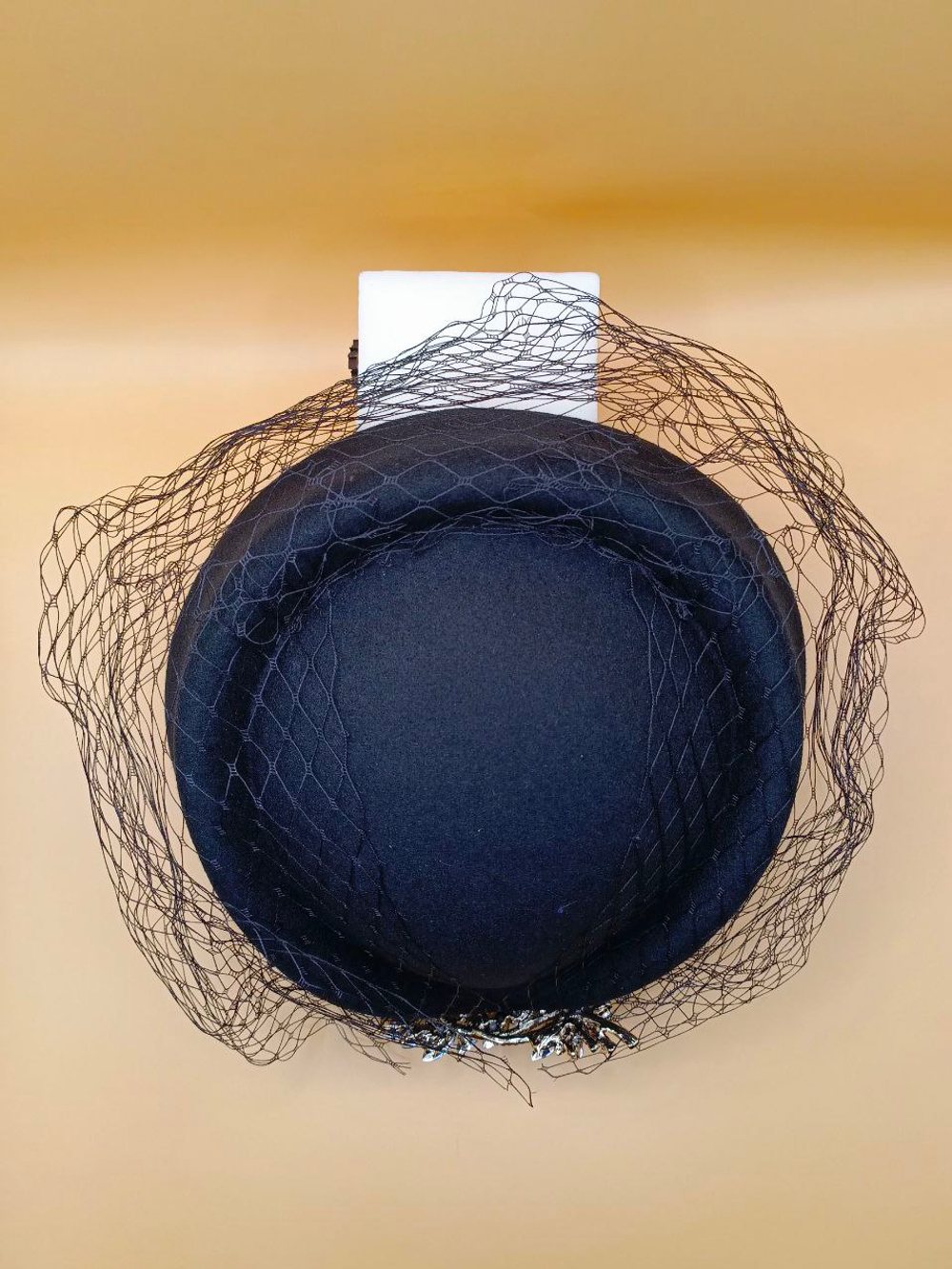 ФЕТРОВАЯ ТАБЛЕТКА С ВУАЛЬЮ.