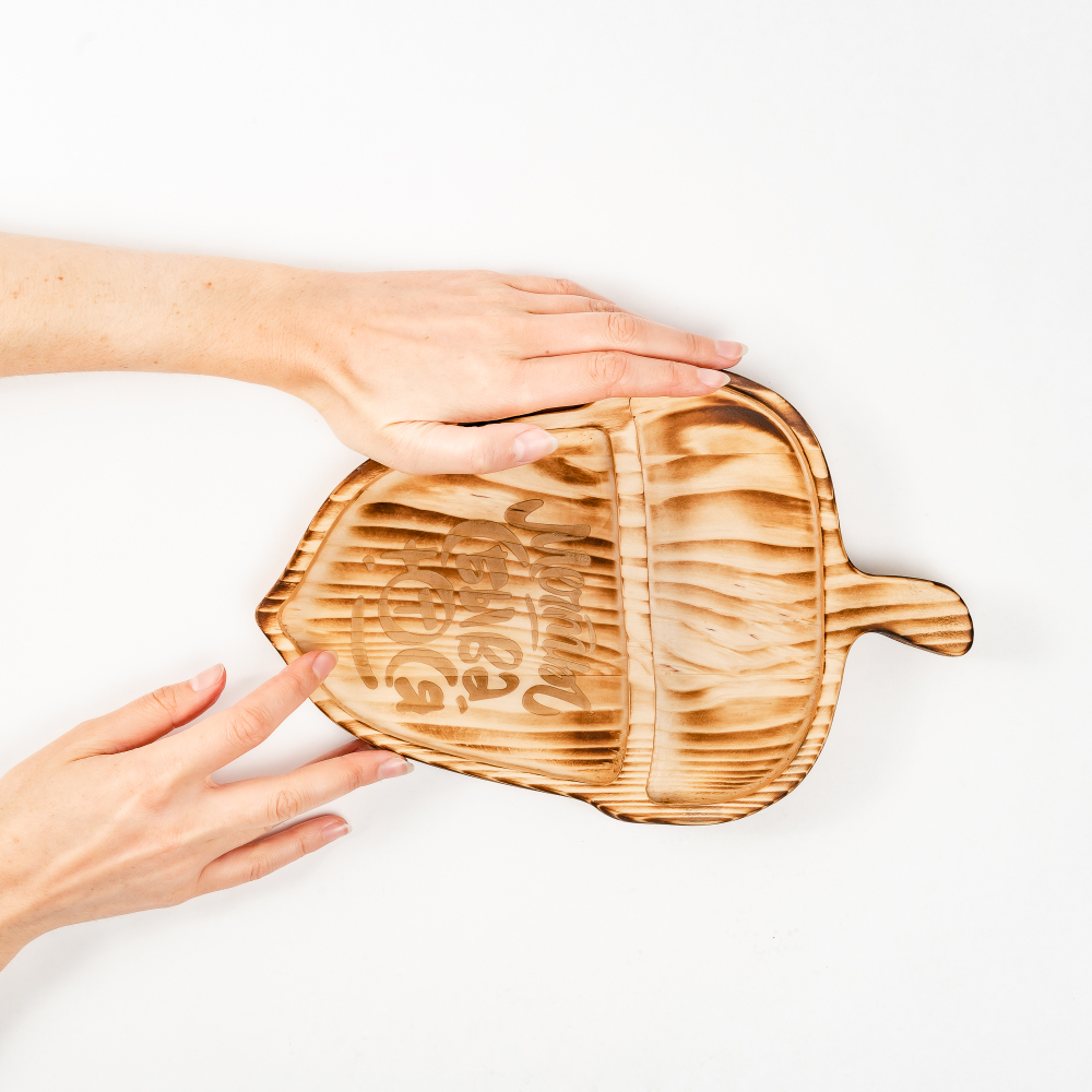 Менажница деревянная из сибирского кедра для подачи блюд и закусок с гравировкой "МЕЧТЫ СБЫВАЮТСЯ". MG129