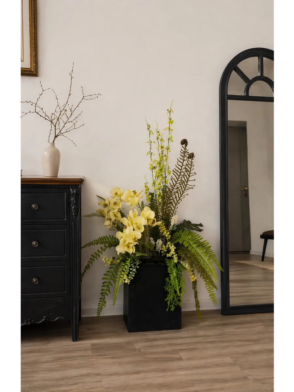 Напольная композиция из искусственных растений и цветов