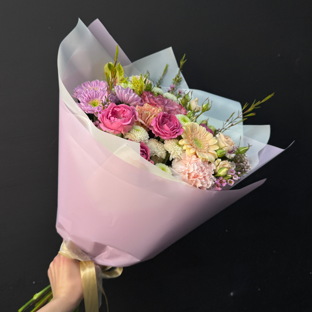 Букет из микса роз и хризантем с герберой и диантусами