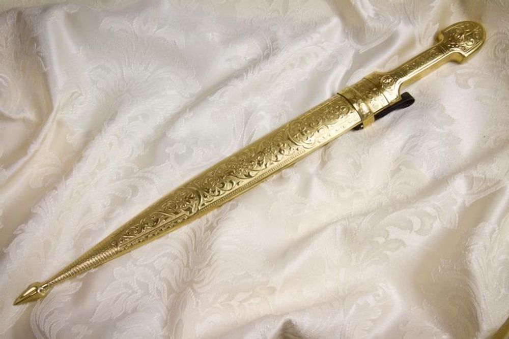 Кинжал украшенный латунью