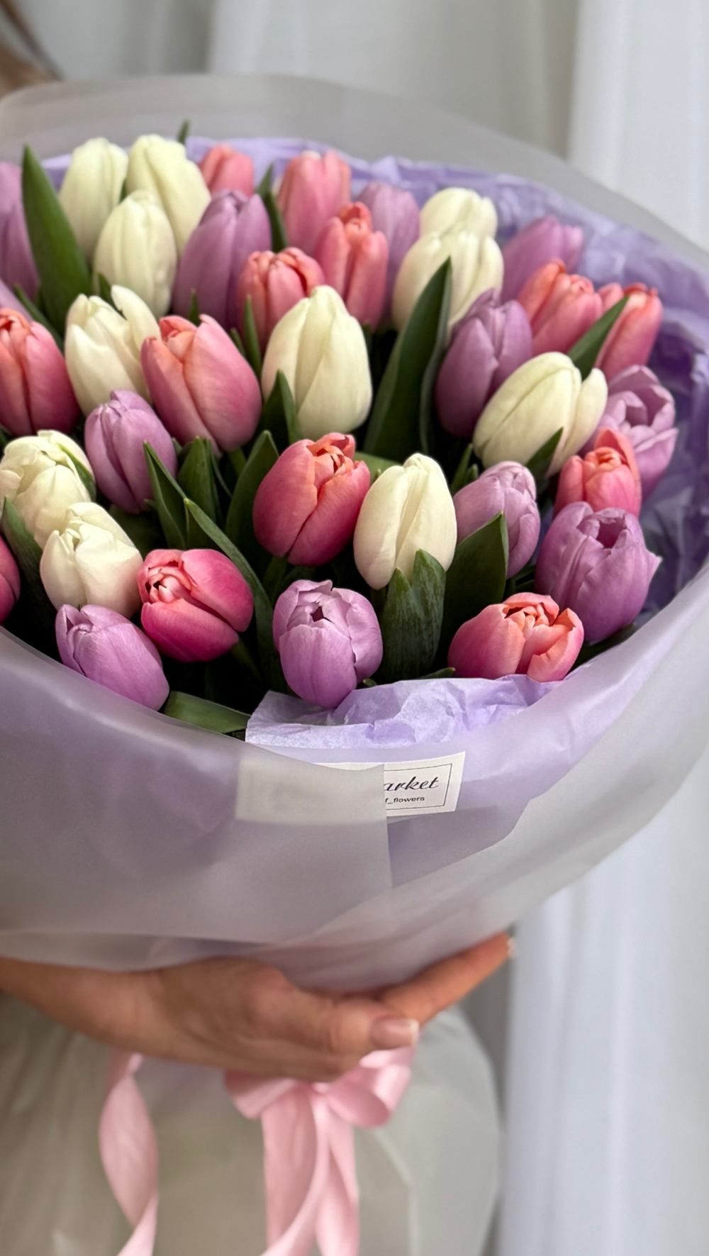 Утонченное сочетание розовых, белых и сиреневых тюльпанов в монобукете от Флора Маркет