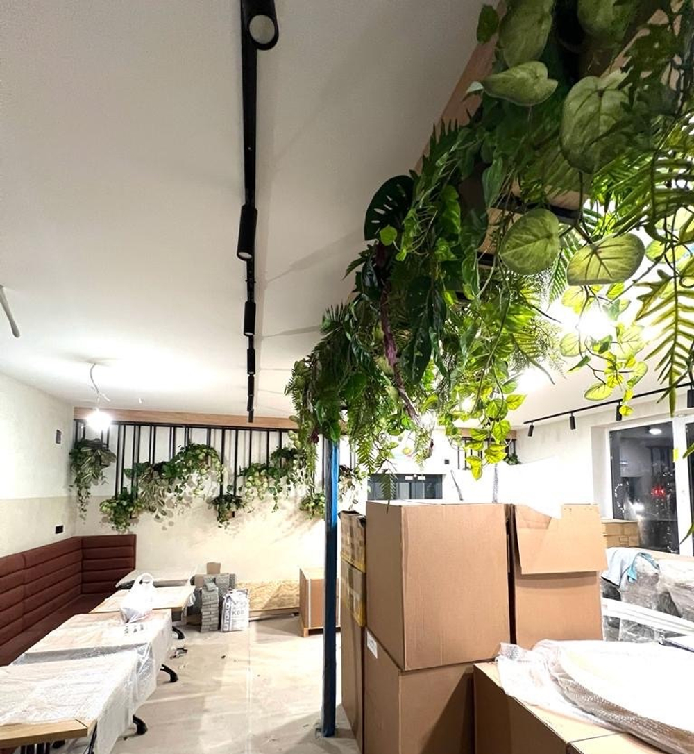 10.23. Озеленение искусственной зеленью интерьера кофейни в г. Ростов.