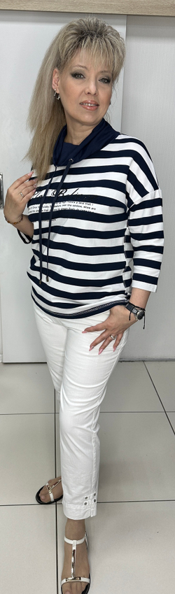 Бело-синий блузон-толстовка в полоску