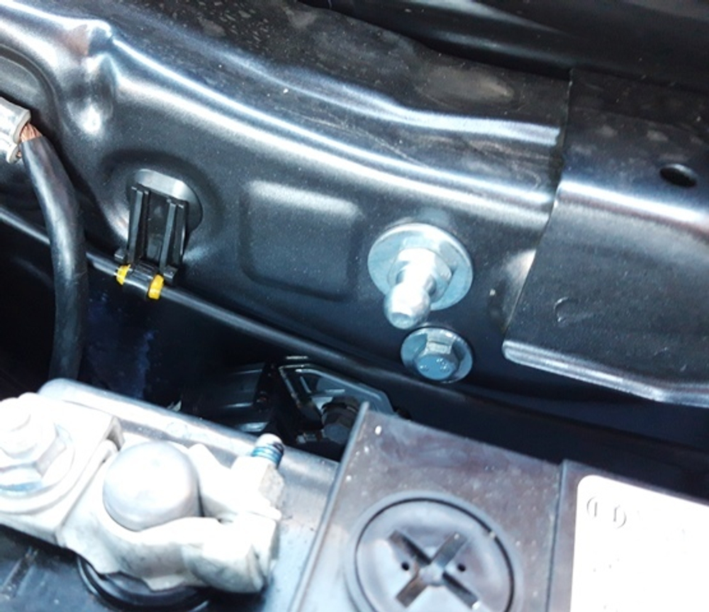 Упор (амортизатор) капота для Toyota Fortuner 2 / HiLux 8 (2015-) Autoinnovation.15-07