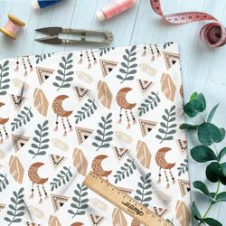 Ткань мембрана племенные символы и листья на бежевом фоне