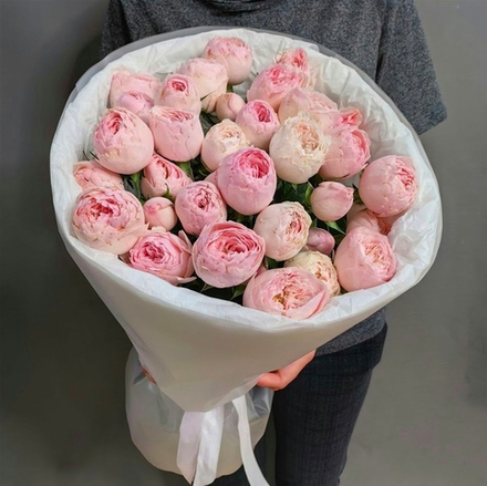 Букет из кустовых пионовидных роз сорта "Mansfield park"