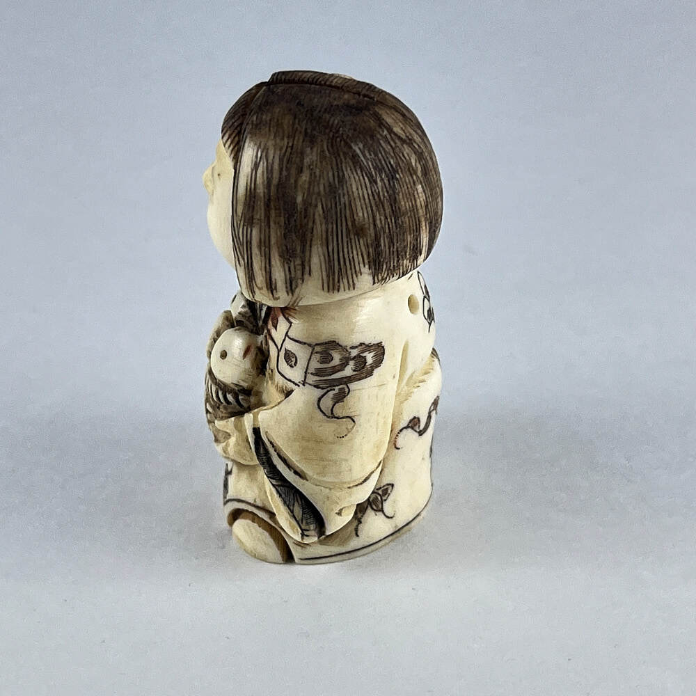 Статуэтка нэцкэ Гейша с корзиной плодов