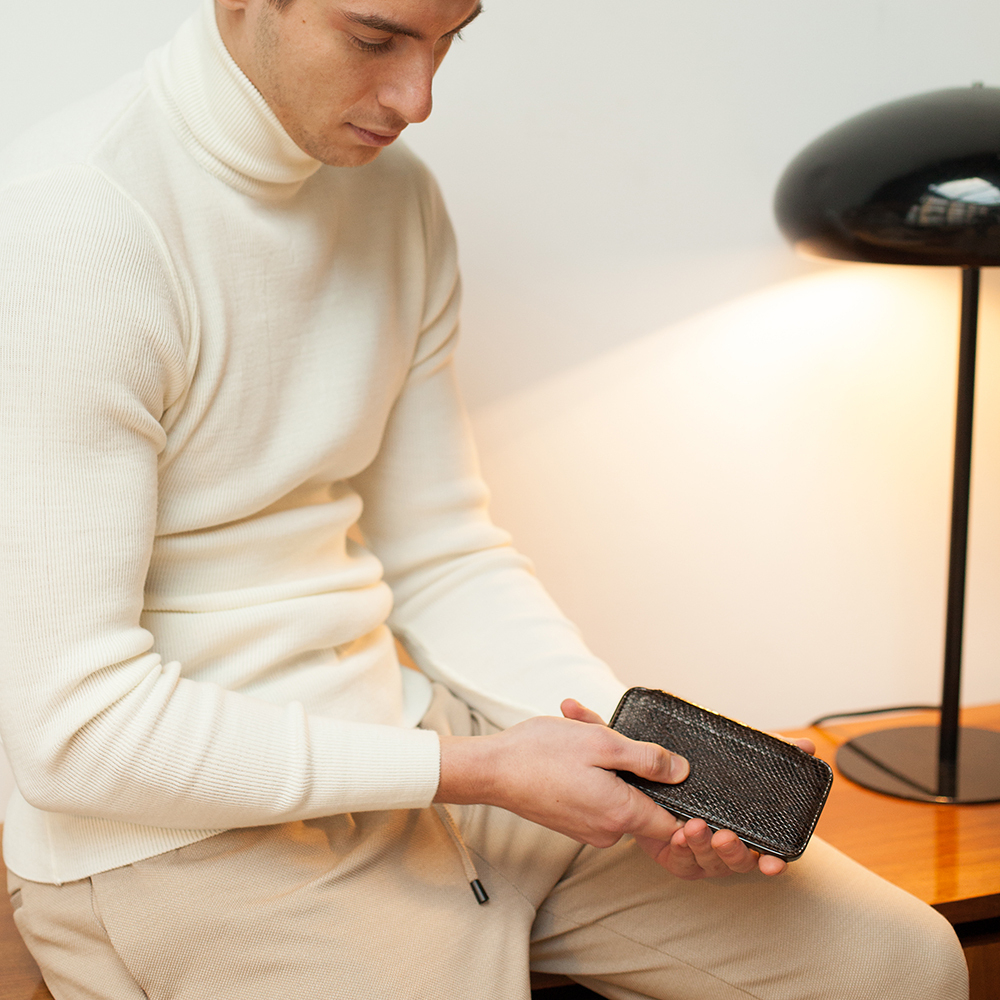 Чехол Benoit для iPhone 13 Pro из кожи питона, темно-коричневого цвета