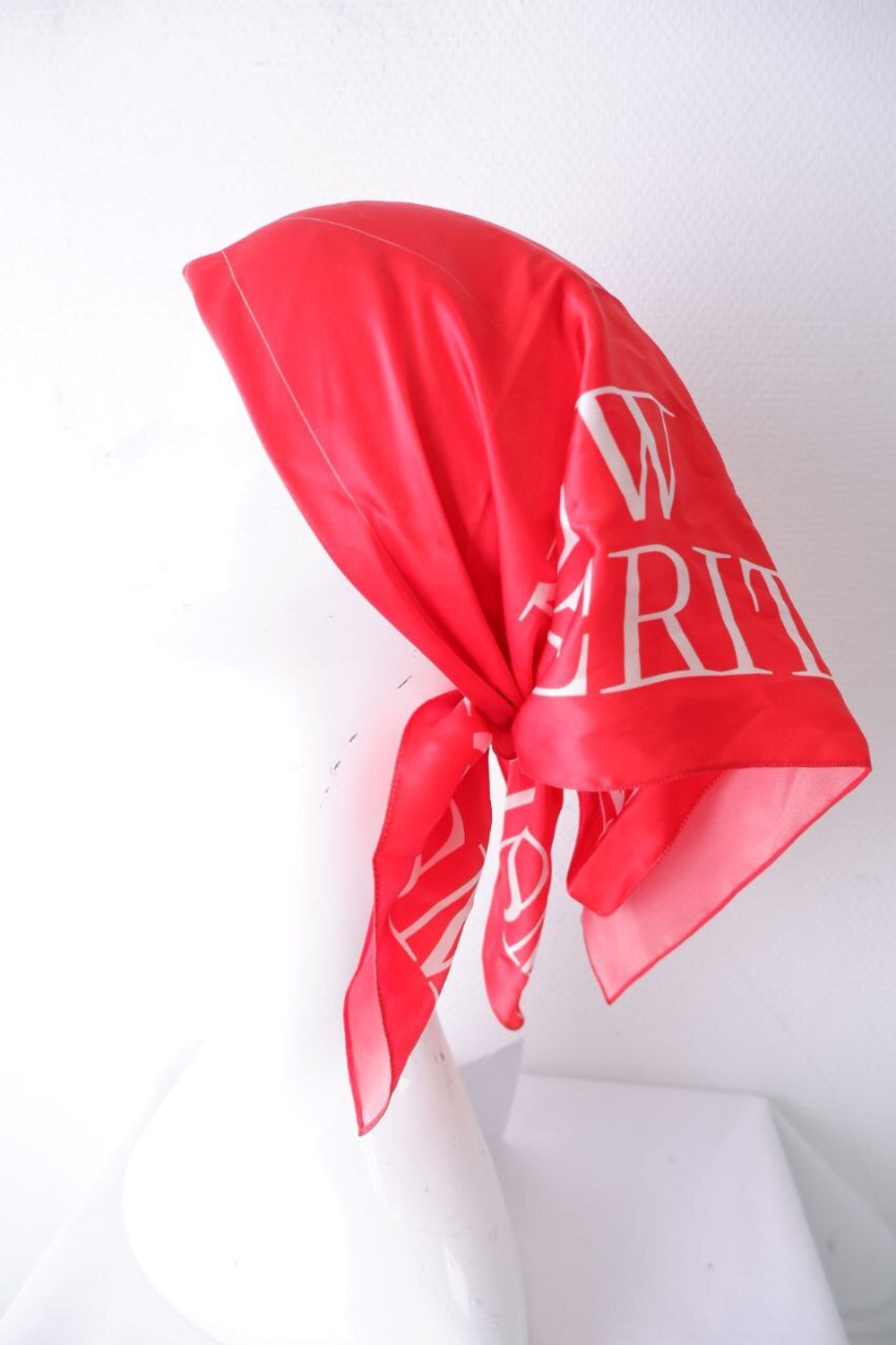 Платок яркого цвета