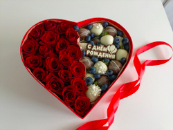 Клубника в шоколаде и розы