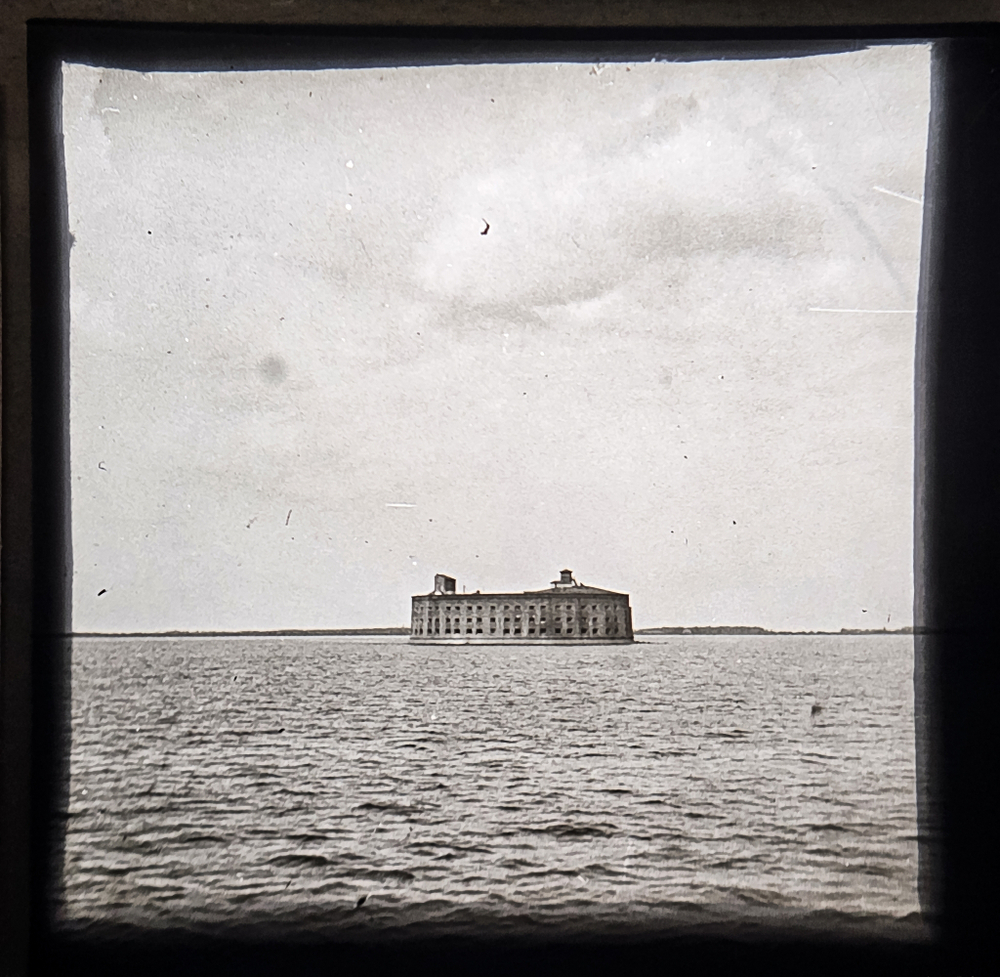 "Коллекция из 16 редких трехмерных стереоизображений Санкт-Петербурга и Кронштадта на стекле вместе со стереоскопом". Николай Петрович Сырейщиков. 1900 г.