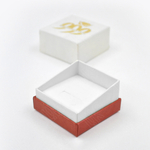 Картонный футляр 60x60x45 мм, раскладывающийся при открытии.