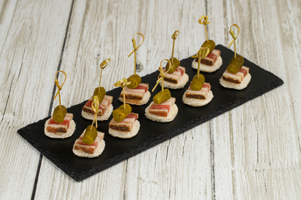 Канапе с салом, корнишоном и горчицей на тосте