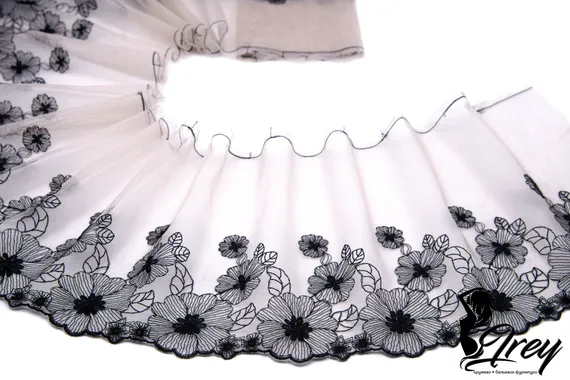 05-136 Вышивка на неэл. сетке 21 см, кремовый/черный  (левая)