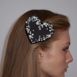 Заколка-сердце с жемчужным декором