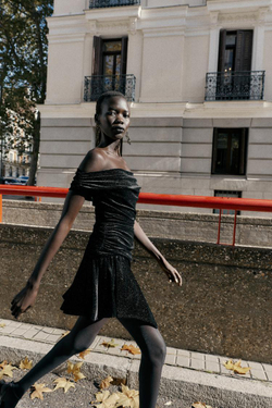 ZARA БАРХАТНОЕ МИНИ-ПЛАТЬЕ С БЛЁСТКАМИ, ЧЕРНЫЙ/ЗОЛОТОЙ