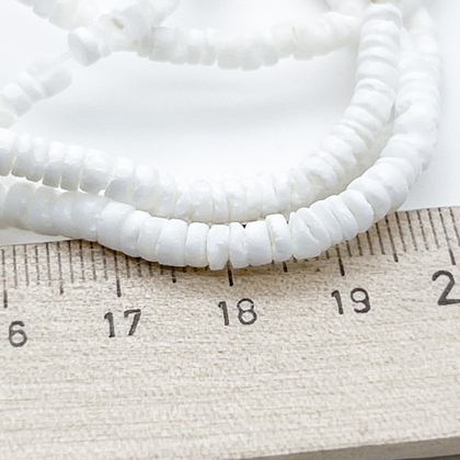 Ракушка, размер около 4 мм, цена за отрезок 19 см (1/2 нити)