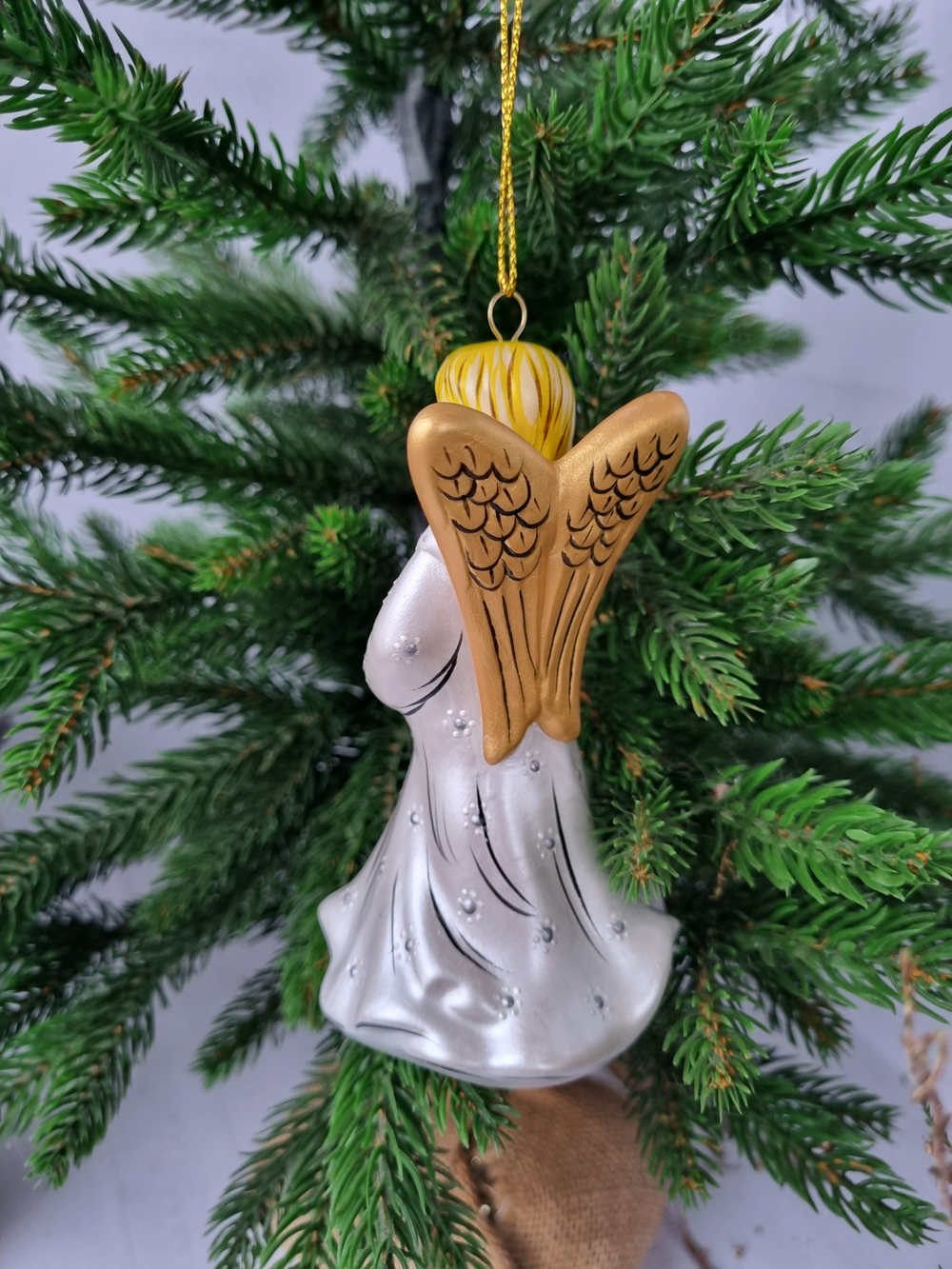 Ангел с колокольчиком ёлочная игрушка из фарфора