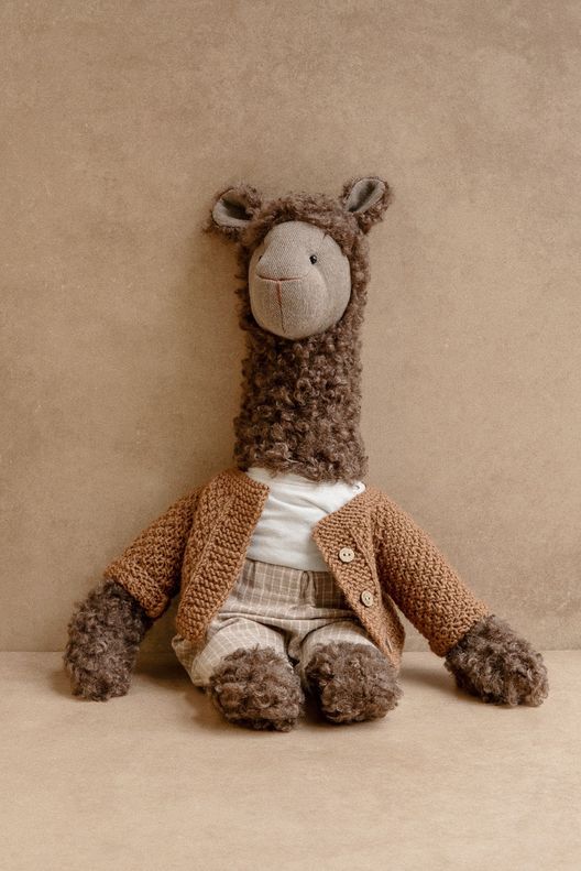 Лама коричневая в бежевых брючках и карамельном кардигане / Republic Friends