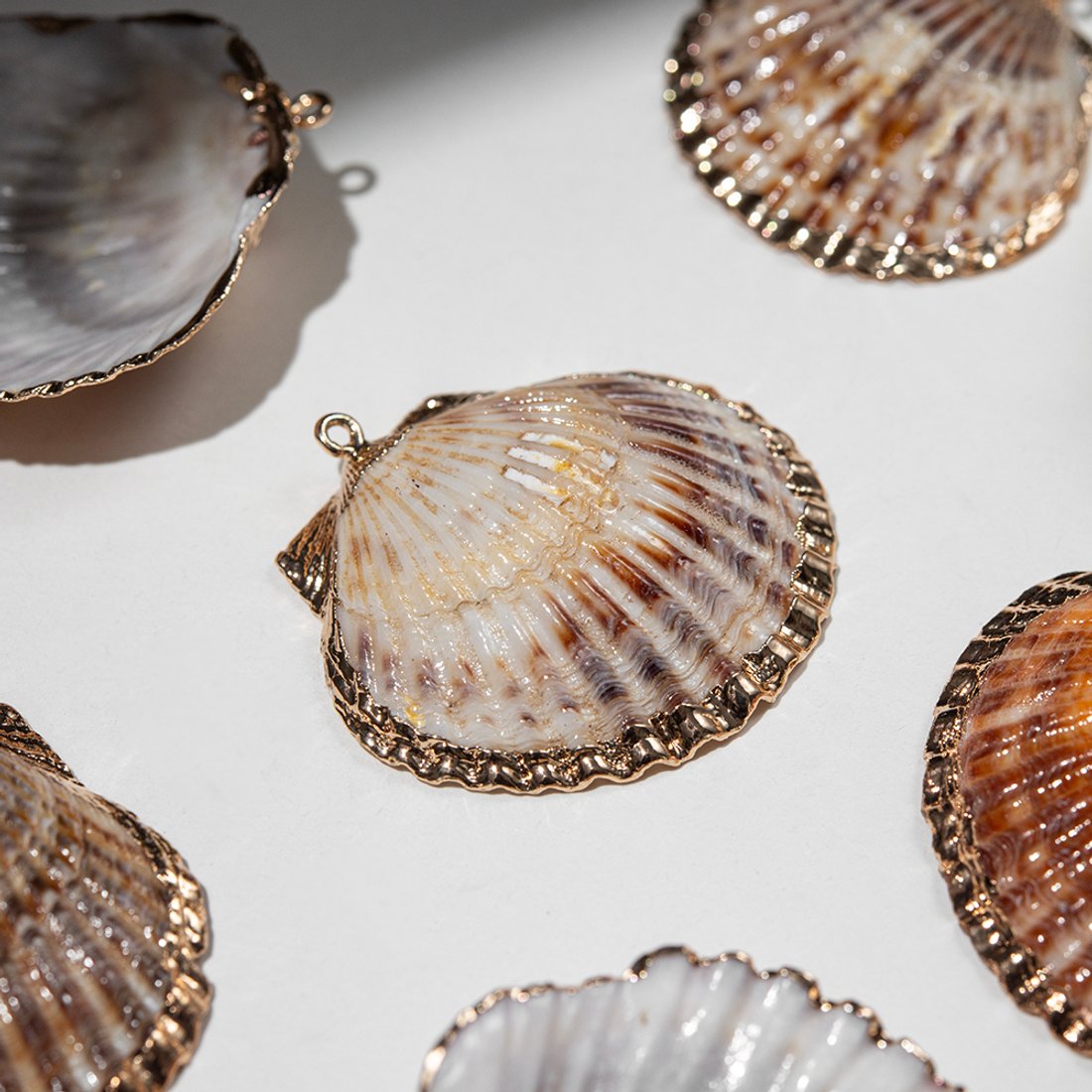 Подвеска из натуральной ракушки, украшенная позолотой, 39-48*40-48мм