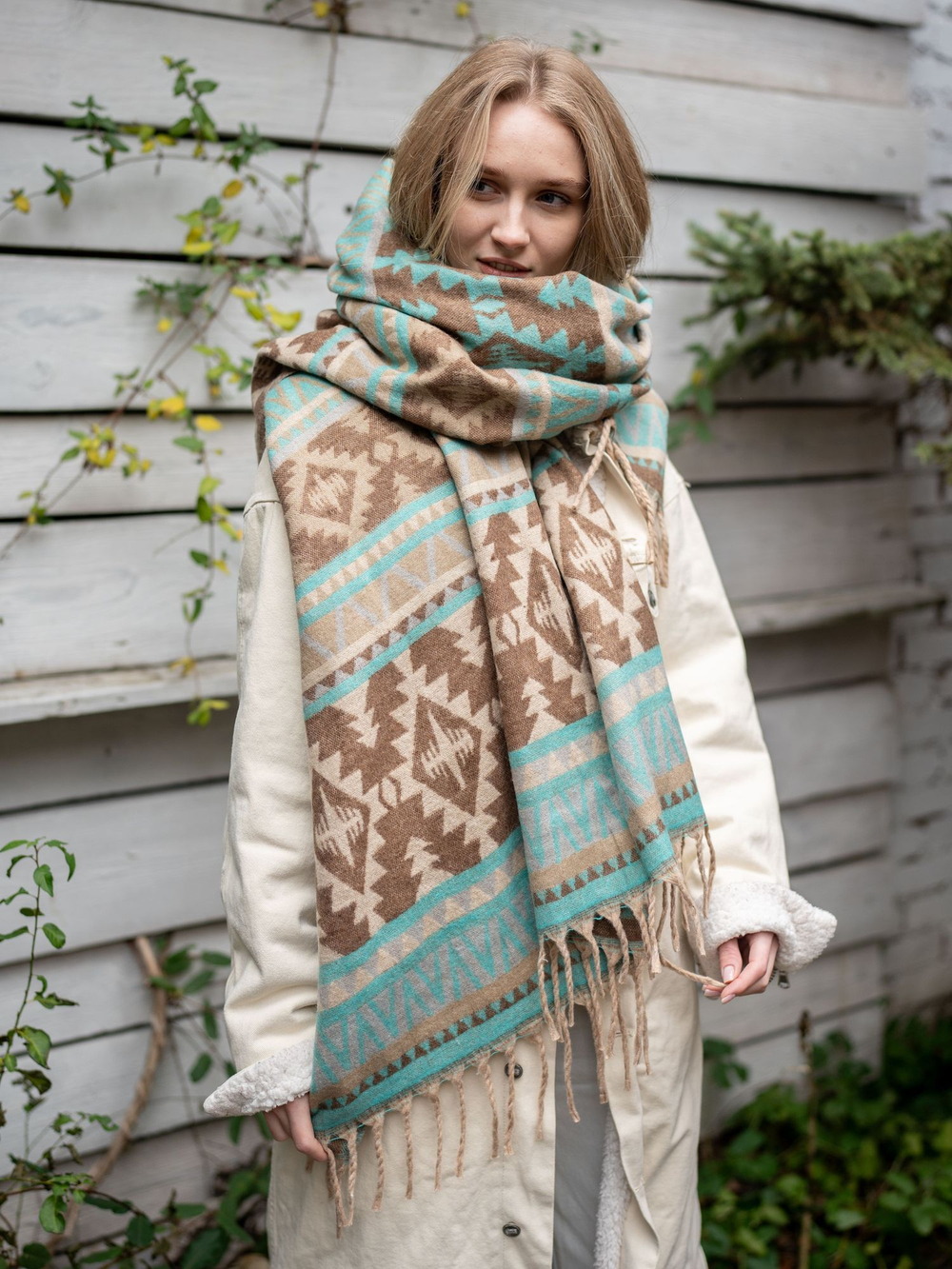 Теплый палантин с орнаментом