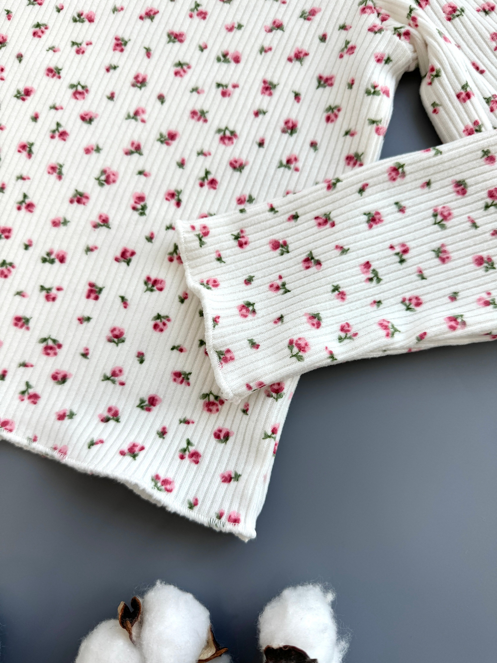 Лонгслив из "лапши в рубчик", белый в мелкий цветочек