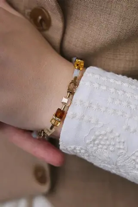 Браслет телесные, медовые и коричневые кубики, золото