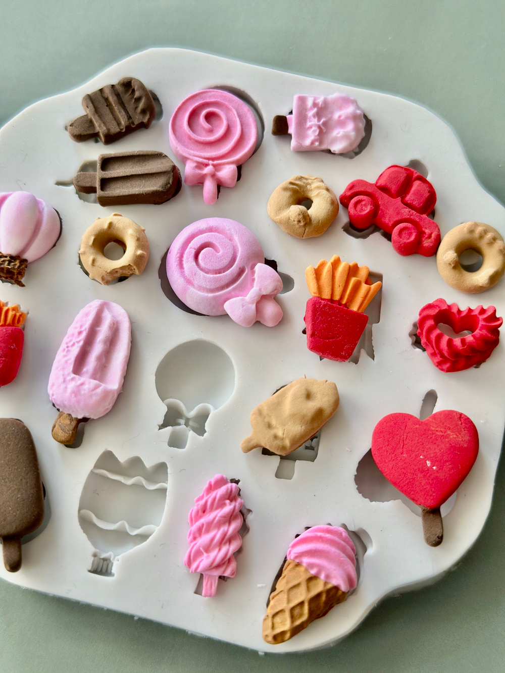 Молд силиконовый для творчества "Мини еда для ватной игрушки, пупсиков и кукол" 10см/ форма для оттисков игрушечных сладостей и фигурок 1-2см