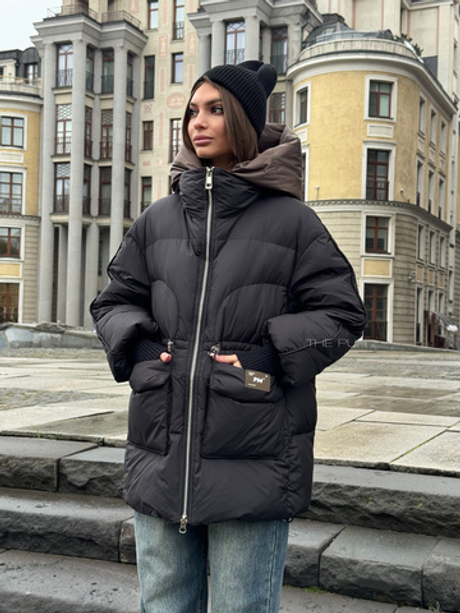 Удлиненный черный пуховик с контрастным капюшоном