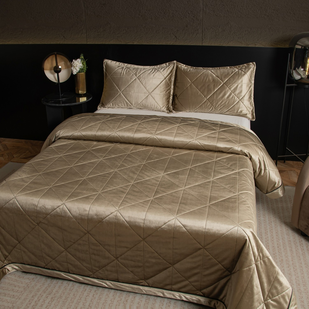 Велюровое покрывало в клетку и две наволочки OVL030