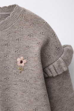 ZARA ТРИКОТАЖНЫЙ ДЖЕМПЕР С ВЫШИВКОЙ В ВИДЕ ЦВЕТОВ, СЕРО-КОРИЧНЕВЫЙ