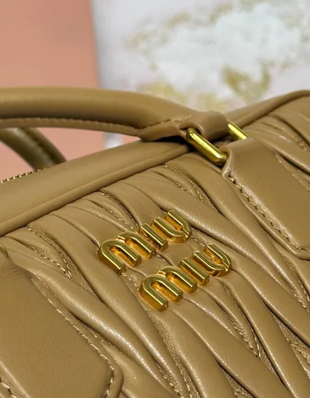 Сумка MIU MIU Arcadie matelassé из кожи наппа, карамельный