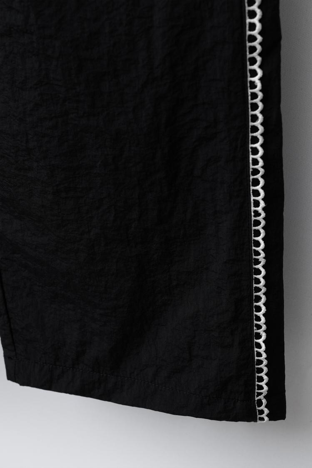 ZARA ПРЯМЫЕ БРЮКИ ИЗ НЕЙЛОНА С КОНТРАСТНОЙ ОТДЕЛКОЙ, ЧЕРНЫЙ