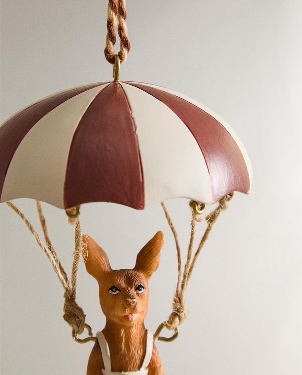 ZARA HOME НОВОГОДНЕЕ ЁЛОЧНОЕ УКРАШЕНИЕ «СОБАКА-ПАРАШЮТИСТ», КОРИЧНЕВЫЙ