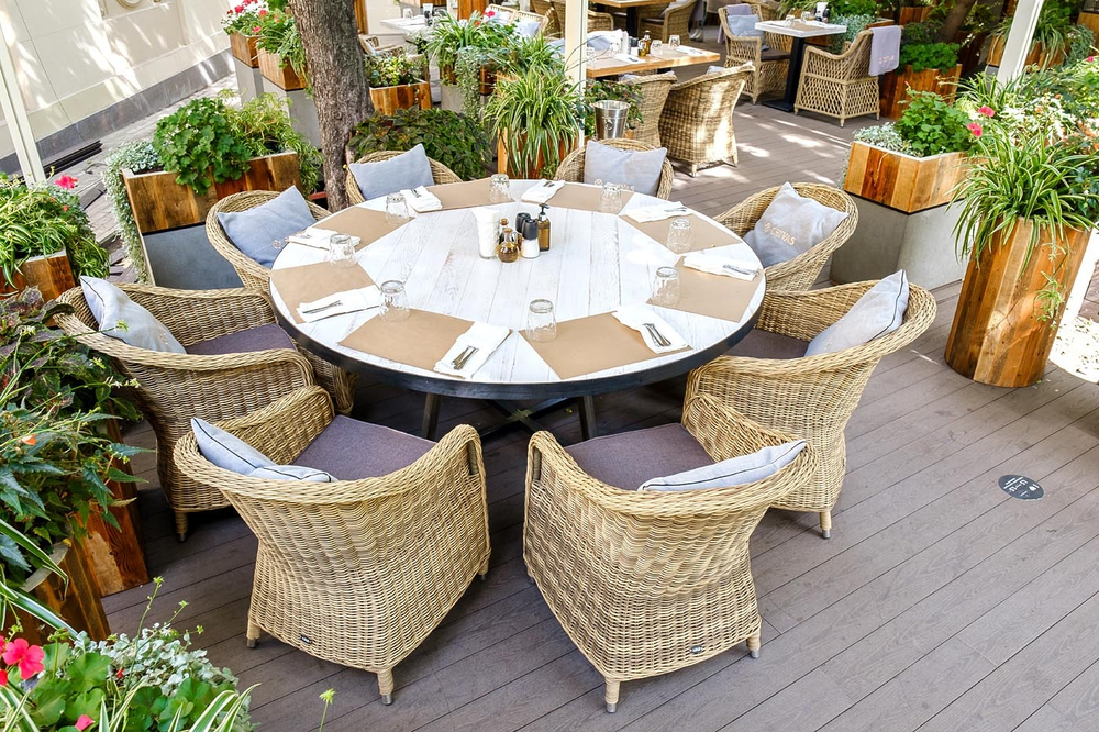 "Равенна" плетеное кресло из искусственного ротанга, цвет соломенный с серой подушкой