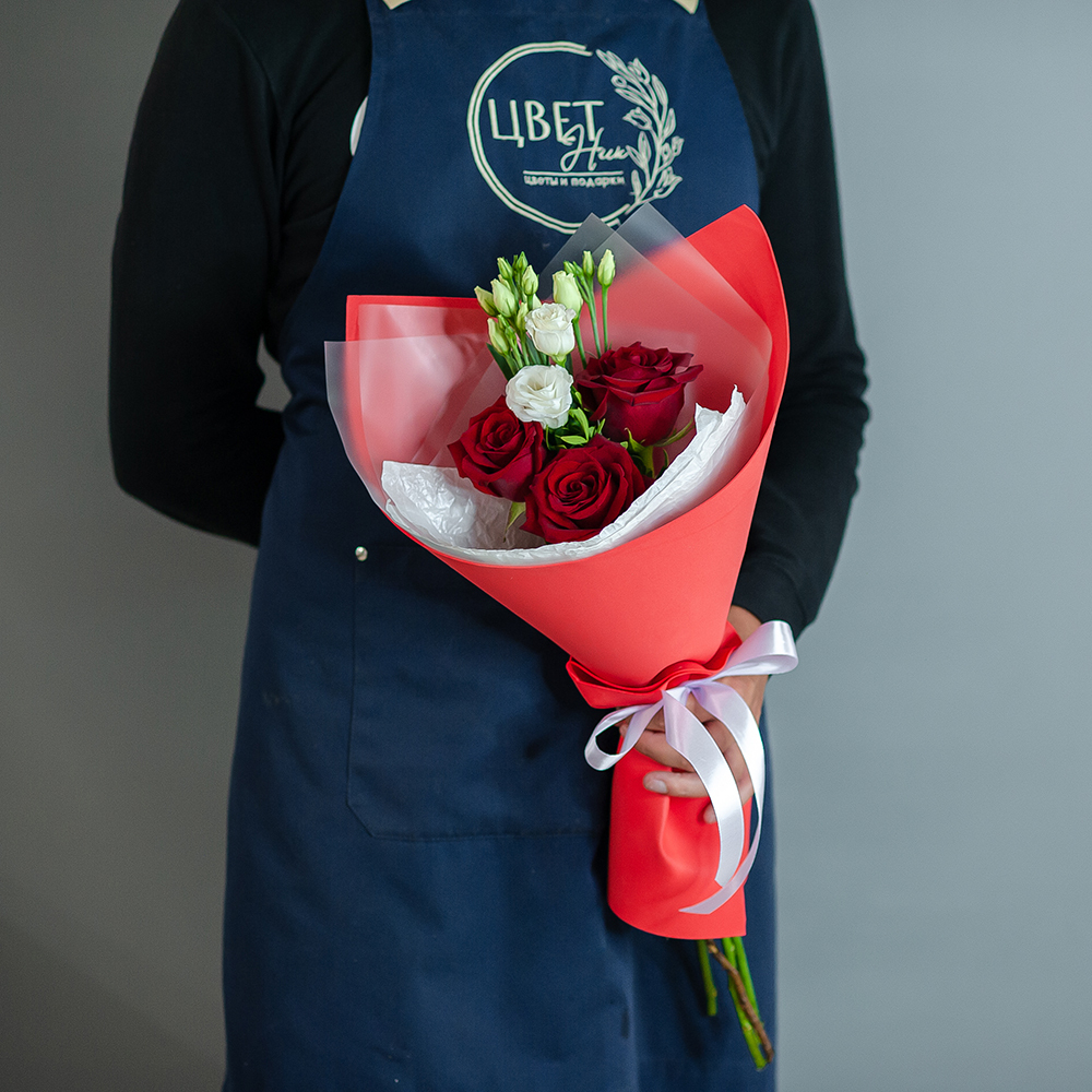 Сборный мини букет в красном оформлении