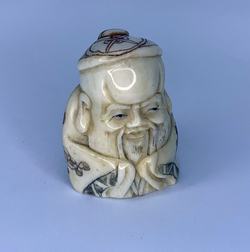 Нэцкэ Шоусин с шапочке