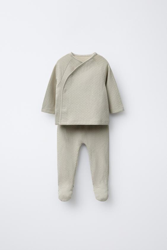 ZARA КОМПЛЕКТ ИЗ ФУТБОЛКИ И ЛЕГИНСОВ С РЕЛЬЕФНЫМ УЗОРОМ, ЗЕЛЕНОВАТЫЙ