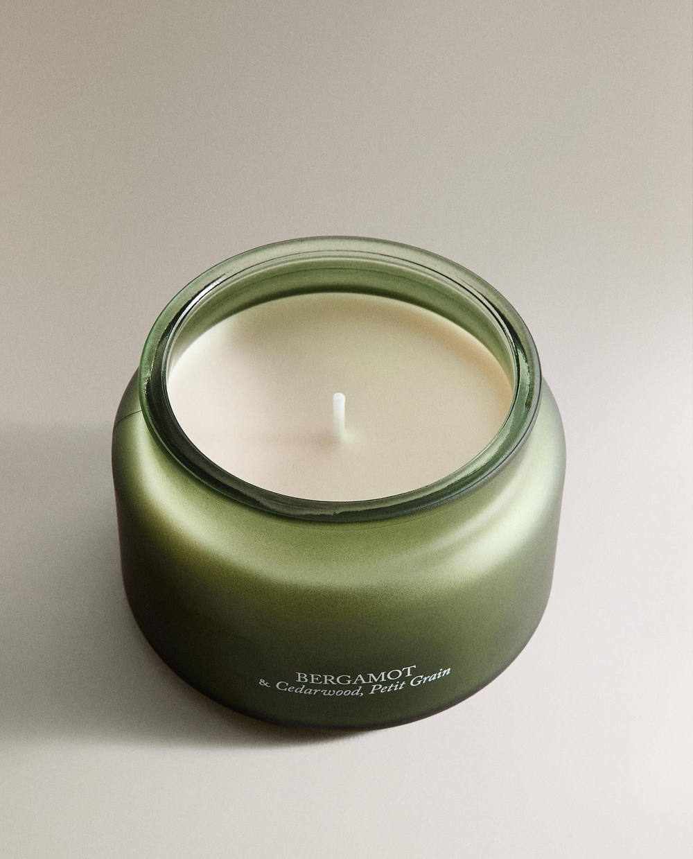 Zara Home - Ароматическая свеча bergamot & cedar wood, petit grain, 240 г