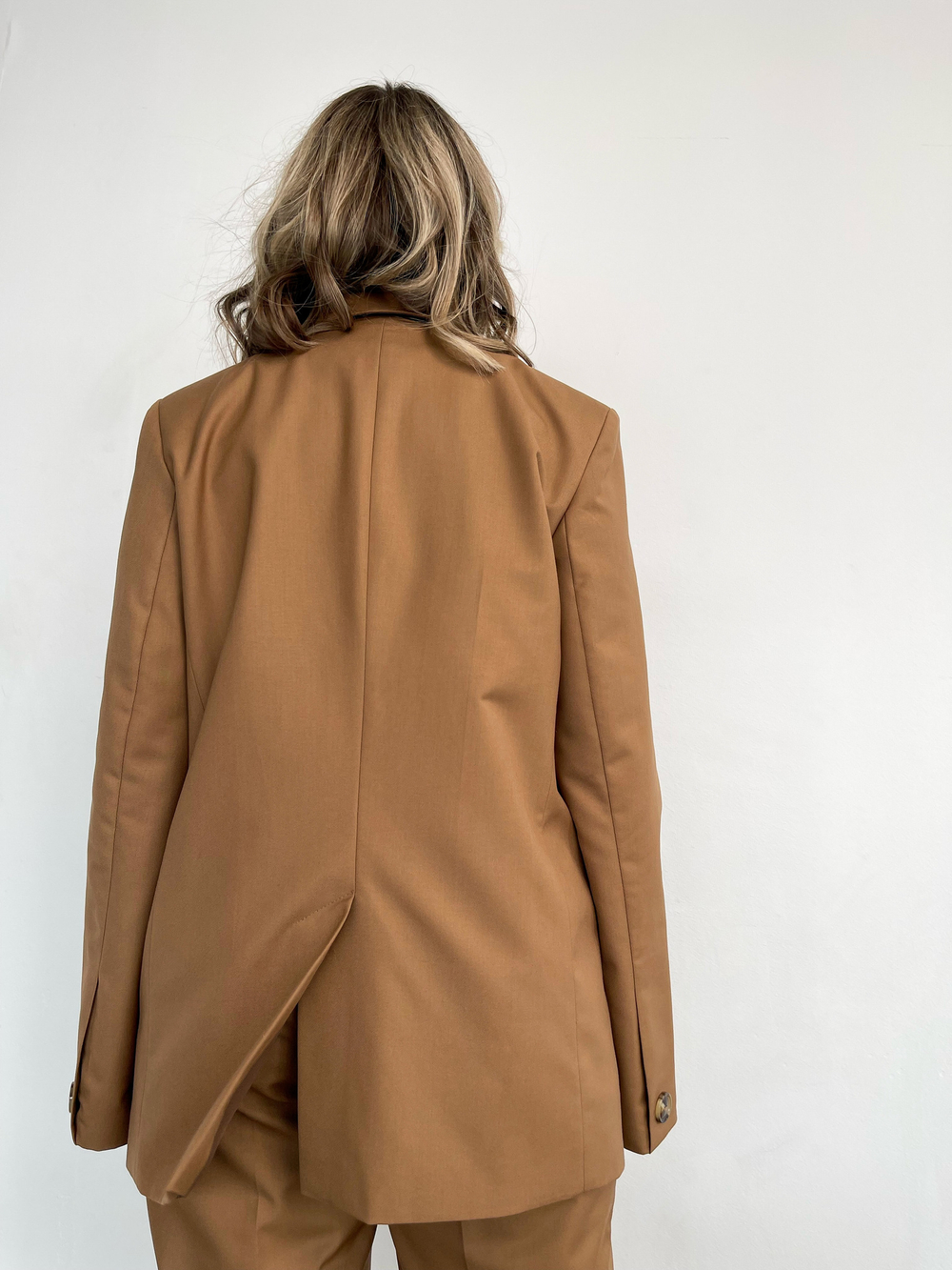 Классический костюм коричневый 3