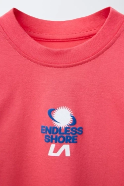 ZARA ФУТБОЛКА С РЕЛЬЕФНЫМ ПРИНТОМ, ЦВЕТ ФУКСИИ