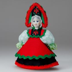 Малая подвесная кукла в двойном сарафане