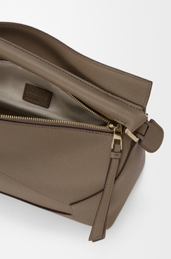 Loewe Сумка среднего размера Puzzle Edge из мягкой зернистой телячьей кожи, серо-коричневый