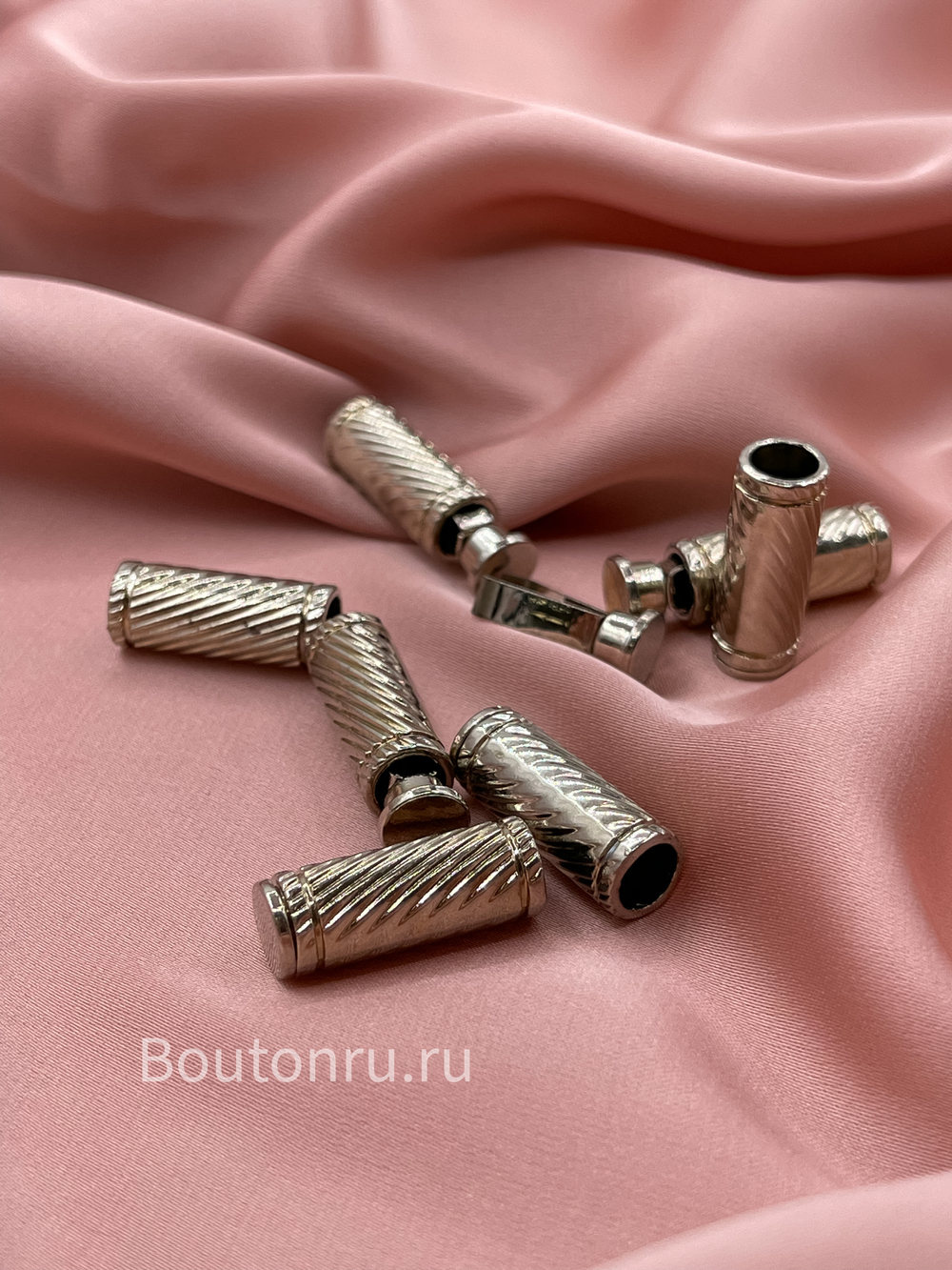 Наконечник для шнура рифленый в серебристом металле с зажимом