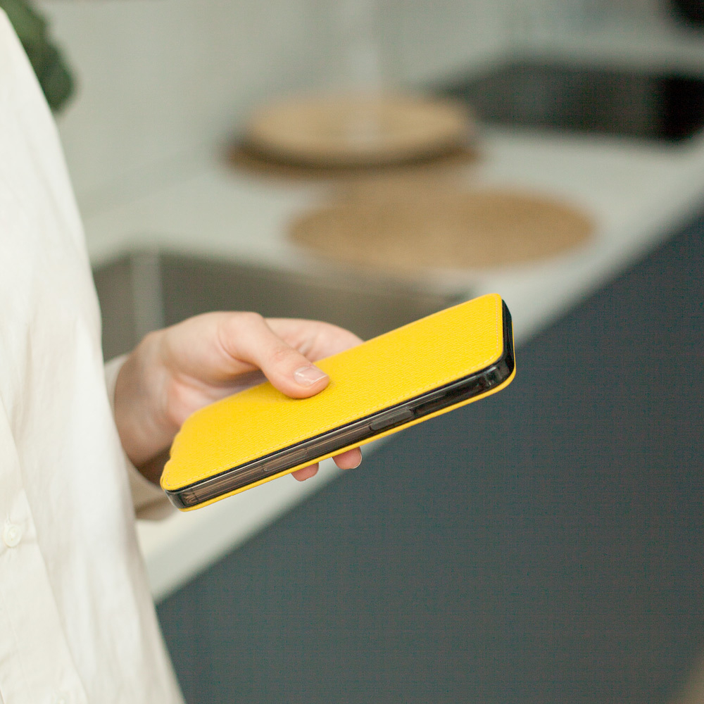 Чехол для iPhone 12/12Pro из кожи теленка желтого цвета