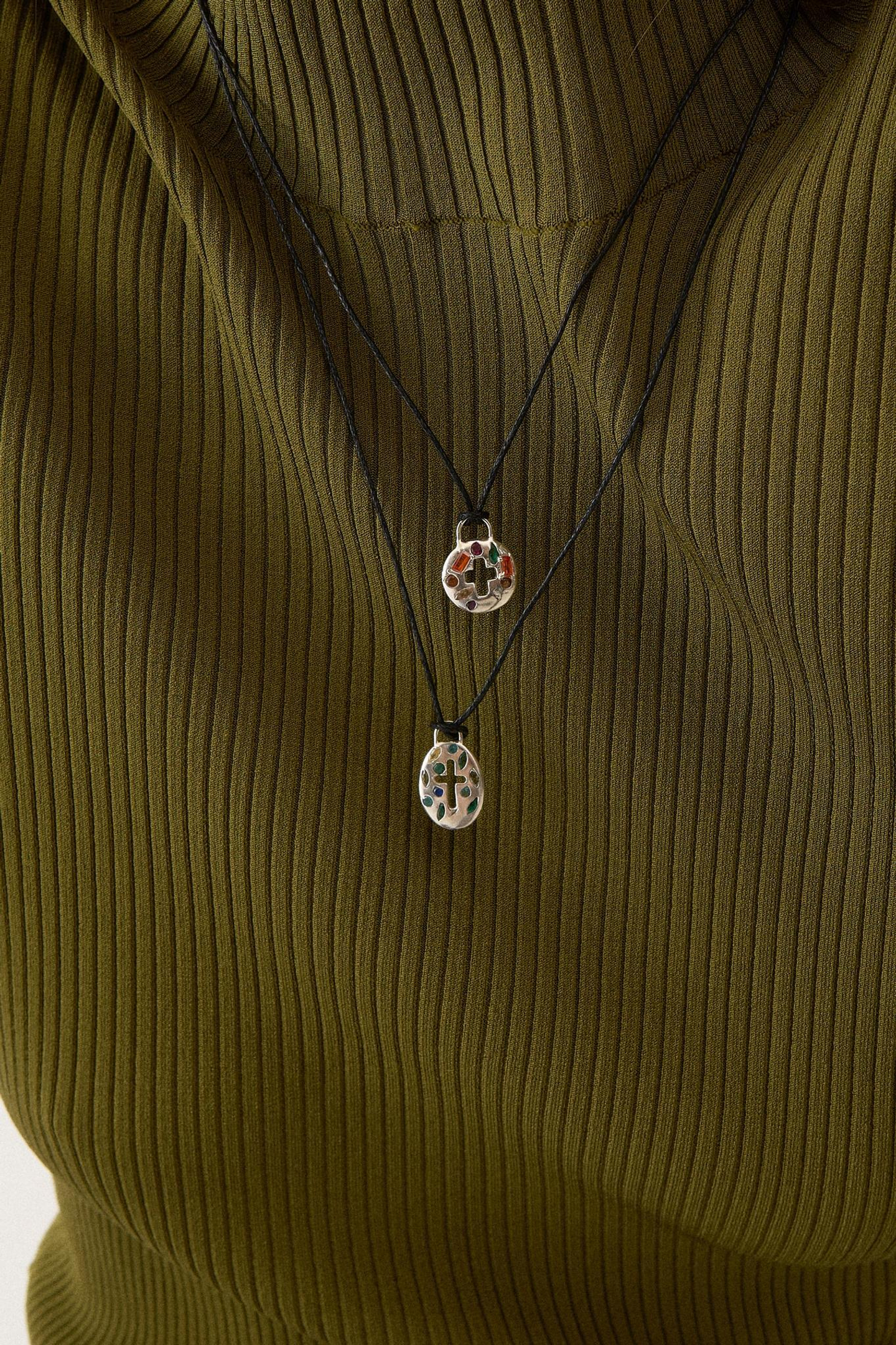 Подвеска-крест вытянутый с вплавленными камнями